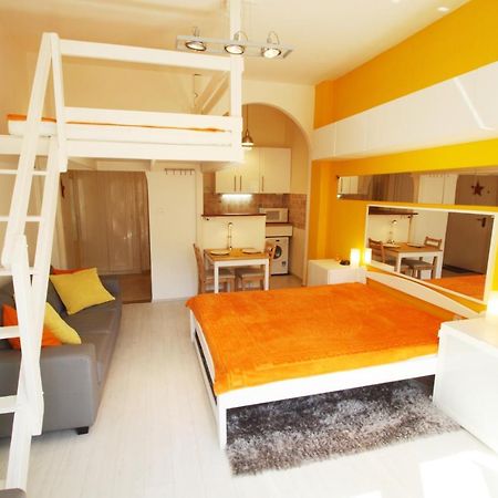 Sunny Studio With Balcony In Party District Budapest Exterior foto
