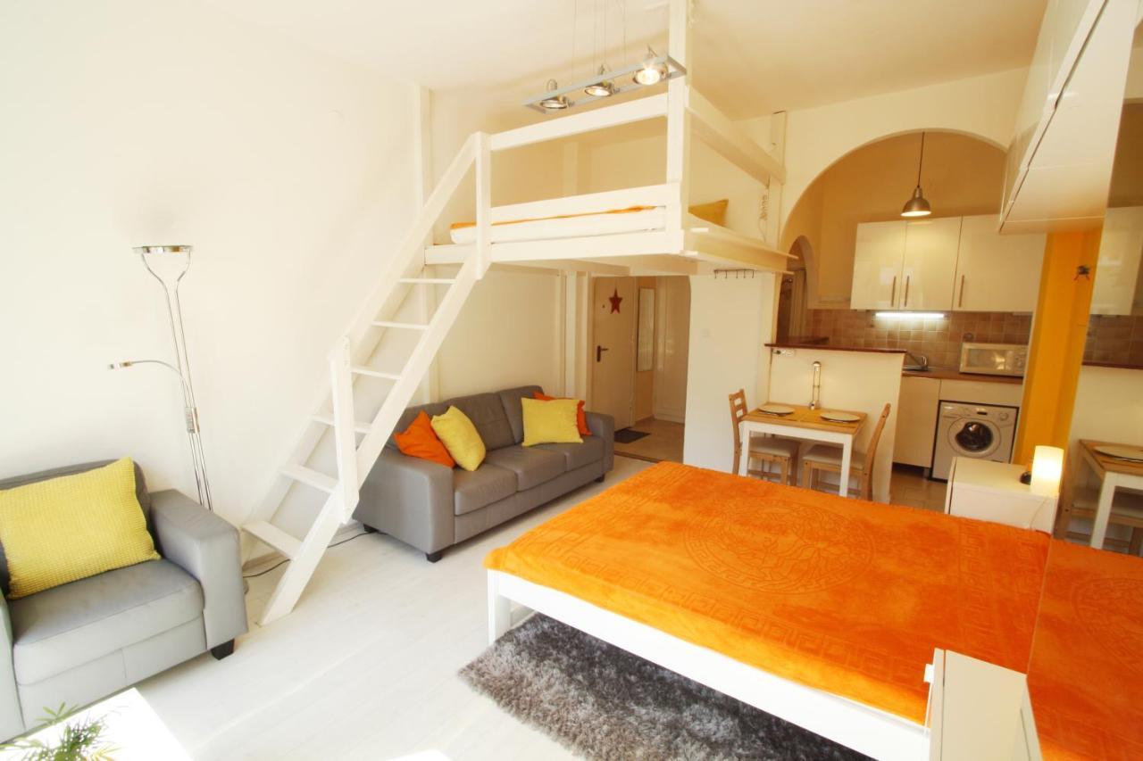 Sunny Studio With Balcony In Party District Budapest Exterior foto