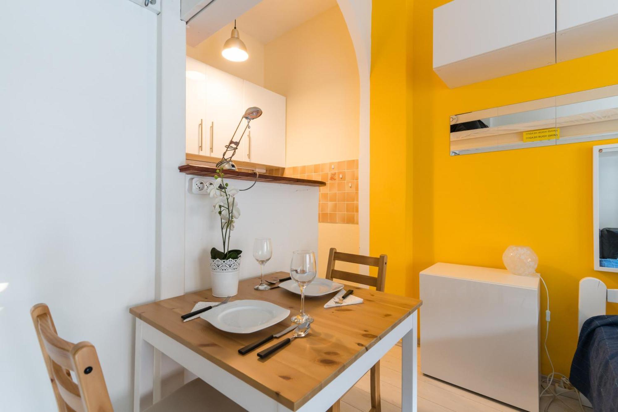 Sunny Studio With Balcony In Party District Budapest Exterior foto